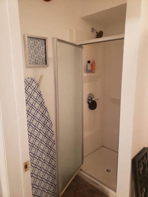 Entire 2-Bed Private Apt - Ewr/Nyc/Outlet Mall نيوآرك المظهر الخارجي الصورة